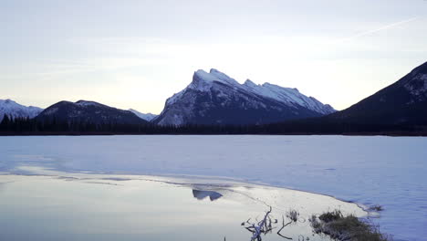 Tranquila-Mañana-De-Invierno-En-El-Parque-Nacional-De-Banff-En-Alberta,-Canadá-En-Una-Mañana-De-Invierno