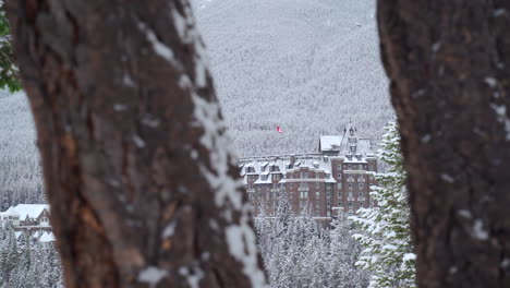 Snowy-Resort-Hotel-Castle-In-Den-Kanadischen-Rocky-Mountains-In-Banff,-Alberta