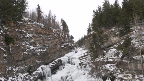 Gefrorener-Wasserfall-In-Verschneiter-Landschaft-Im-Südlichen-Alberta-Canada-Watertown-National-Park-Während-Des-Winters