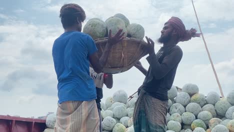 Obreros-En-Bangladesh-Descargan-Melón-De-Invierno