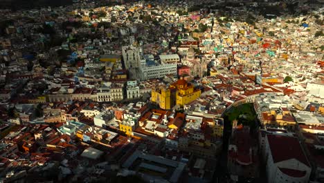 Dolly-Aufnahme-Einer-Drohne,-Die-über-Die-Landschaft-Von-Guanajuato-Und-Pipila-Fliegt
