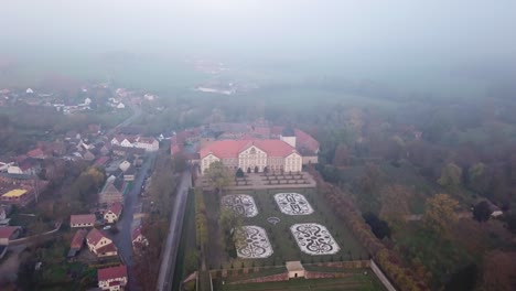 Atemberaubende-Gärten-Und-Schloss-Von-Schloss-Hundisburg-Deutschland