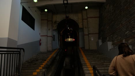 Funicular-Que-Llega-A-La-Estación-Inferior-De-La-Ciudad-De-Como,-Vista-De-Mano