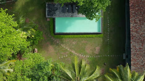 Blick-Von-Oben-Auf-Das-Schwimmbad-Und-Den-Garten-Der-Unterkunft-In-Sri-Lanka