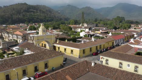 Cinematic-Establishing-Shot-of-Santa-Catalina-Arch-in-Antigua,-Guatemala