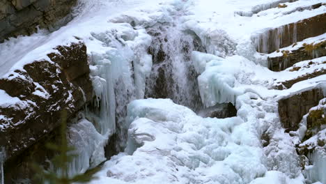 Cascada-Congelada-En-Un-Paisaje-Nevado-En-El-Sur-De-Alberta-Canadá-Parque-Nacional-Watertown-Durante-El-Invierno