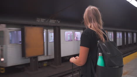 Mujer-Esperando-El-Tren-En-La-Estación-De-Metro