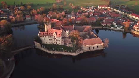 Wasserschloss-Flechtingen,-Wasserburg-Flechtingen,-Deutschland.-Luftaufnahme