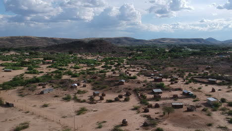 Tagsüber-Drohnenantennen-über-Dem-Afrikanischen-Dorf-Turkana