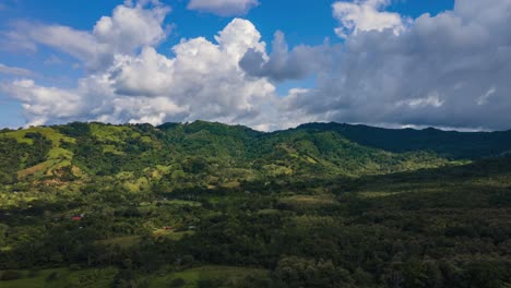 Hyperlapse-Von-Morgenbergen-Mit-Treibenden-Wolken-Mit-Sonnenlicht,-Costa-Rica