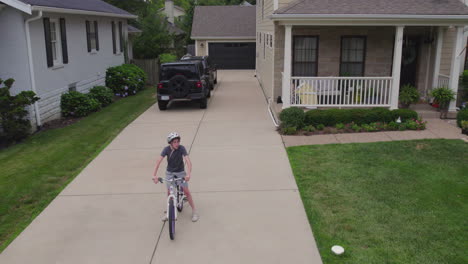 Junge-Auf-Seinem-Fahrrad-Wartet-Am-Ende-Der-Einfahrt-Bei-Seinem-Haus