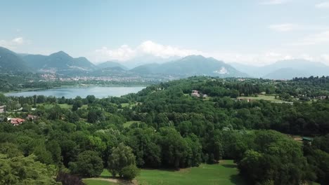 Vista-Aérea-De-La-Vegetación-En-Anzano-Del-Parco-Y-Del-Lago-Alserio-En-La-Provincia-De-Como-En-Lombardía---Italia