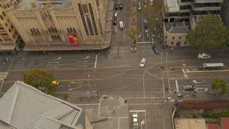Statische-Perspektive-Der-Kreuzung-In-Melbourne,-Während-Fahrzeuge-Eine-Handbewegung-Durch-Die-Kreuzung-In-Richtung-Der-Kameraperspektive-Machen