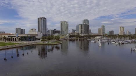 4k-Luftdrohnenvideo-Von-Segelbooten-Und-Yachten-Im-Jachthafen-An-Der-Tampa-Bay-In-Der-Innenstadt-Von-St
