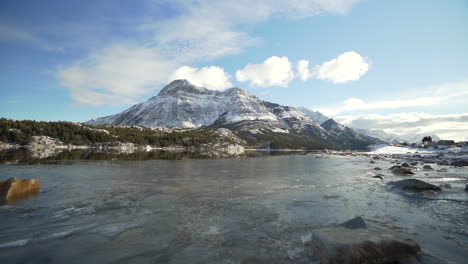 Montaña-Y-Reflexión-Durante-El-Invierno-En-El-Parque-Nacional-Waterton-En-Alberta,-Canadá