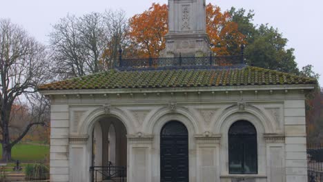 Kippen-Sie-Die-Aufnahme-Eines-Alten-Denkmals-Im-Hyde-Park-In-London,-Großbritannien,-Während-Eines-Herbstabends