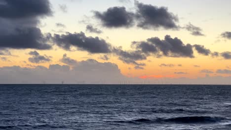 Weitwinkelaufnahme-Offshore-Windpark-Mitten-Im-Meer-Bei-Sonnenuntergang