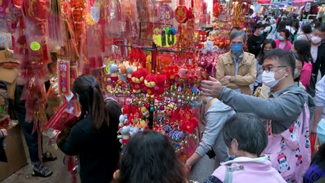 Los-Compradores-Chinos-Compran-Artículos-De-Adornos-Decorativos-Del-Año-Nuevo-Chino-En-Un-Mercado-Callejero-Durante-La-Preparación-Antes-De-La-Celebración-Y-Festividades-Del-Año-Nuevo-Chino