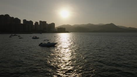 Luftaufnahme-Des-Sonnenuntergangs-über-Dem-Meer-Mit-Silhouette-Skyline-Der-Chinesischen-Metropole-Hongkong