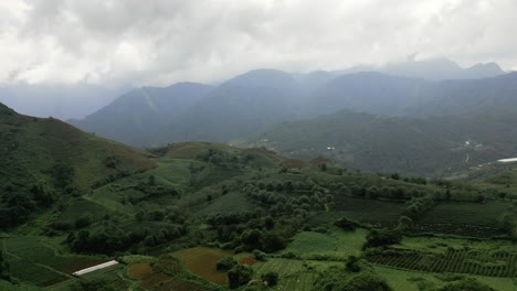 Hermoso-Paisaje-Montañoso-Fotografiado-Por-Drones-En-Un-Día-Nublado