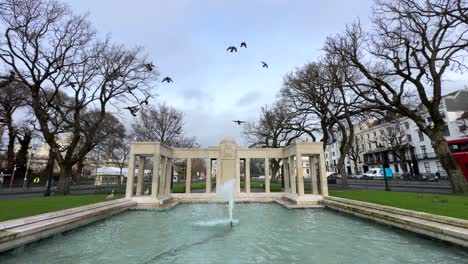 Establishing-shot-of-Brighton-War-Memorial-in-Old-Steine-Gardens,-UK