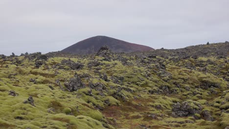 Formaciones-De-Rocas-De-Lava-Paisaje-Lunar-Cerca-De-Selvallafoss,-Islandia---Toma-Aérea-De-Camiones-A-Baja-Altura-Izquierda