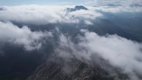 Vista-Aérea-Sobre-Montañas-Nubladas-En-Thermessos,-Antalya,-Turquía