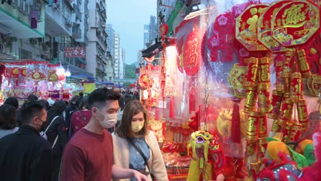 Leute-Kaufen-Dekorative-Ornamente-Des-Chinesischen-Neujahrs-Auf-Einem-Straßenmarkt-Während-Der-Vorbereitung-Auf-Das-Chinesische-Neujahrsfest-Und-Die-Festlichkeiten