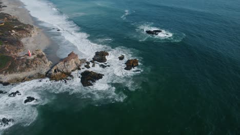 Drohnenaufnahme-Tropischer-Wellen,-Die-Gegen-Die-Felsige-Küste-Mexikos-Schlagen