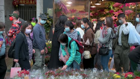 Kunden-Kaufen-Dekorative-Chinesische-Neujahrsblumen-An-Einem-Blumenmarkt-straßenstand-Vor-Den-Chinesischen-Neujahrsfestlichkeiten-Nach-Dem-Mond