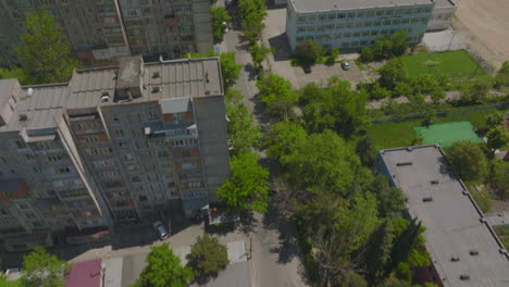 Luftaufnahme-Von-Dächern-Und-Heruntergekommenen-Apartmentkomplexen-In-Georgia
