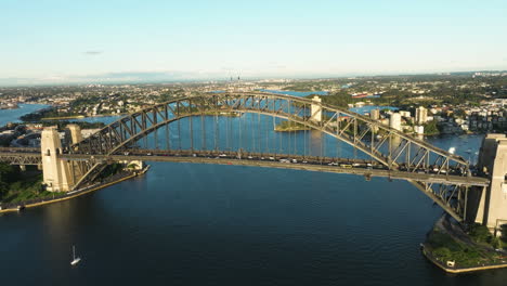 Icónico-Puente-Del-Puerto-De-Sydney-Con-Tráfico-En-Sydney,-Nsw,-Australia