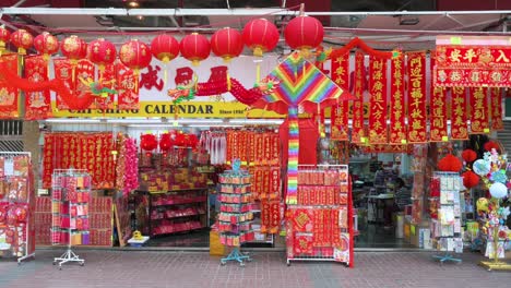 Fußgänger-Gehen-An-Einem-Geschäft-Vorbei,-Das-Vor-Dem-Chinesischen-Neujahrsfest-In-Hongkong-Dekorative-Ornamente-Und-Geschenke-Für-Das-Chinesische-Neujahr-Verkauft