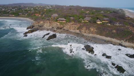 Steigende-Luftaufnahme-Von-Punta-Zicatela-Mit-Wellen,-Die-Entlang-Der-Tropischen-Strände-Brechen