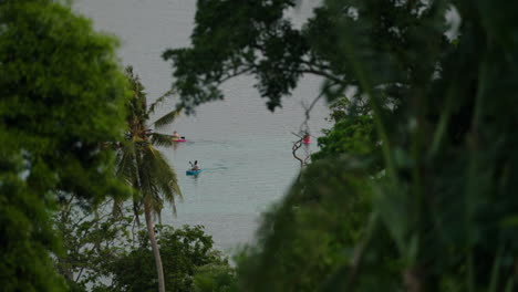 Gente-Haciendo-Kayak-Durante-La-Puesta-De-Sol-En-La-Isla-De-Moso-Frente-A-La-Costa-De-Efate-En-Vanuatu,-Provincia-De-Shefa