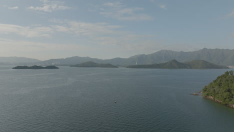 Honk-Kong-Bay-Malerische-Seelandschaft-An-Sonnigen-Sommertagen-Mit-Klarem-Himmel-Luftaufnahmen-Von-Ozeanwasser-Mit-Kleiner-Insel