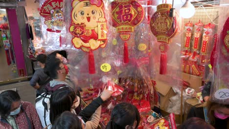Chinesische-Käufer-Kaufen-Dekorative-Ornamente-Des-Chinesischen-Neujahrs-Auf-Einem-Straßenmarkt-Während-Der-Vorbereitung-Auf-Das-Chinesische-Neujahrsfest-Und-Die-Festlichkeiten