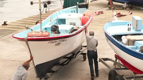 Männer-Schieben-Boot-Auf-Anhänger-Zum-Angeln-Im-Hafen-Der-Insel-Terceira-Auf-Den-Azoren,-Portugal