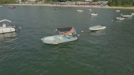 Boot-Vor-Anker-In-Der-Bucht-In-Hongkong,-China,-Luftaufnahme-Eines-Kleinen-Holzbootes,-Das-Auf-Dem-Wasser-Fohlen-Wird