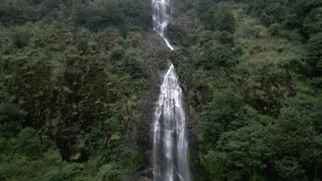Impresionante-Cascada-En-Las-Verdes-Y-Exuberantes-Montañas-De-Asia