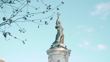 Statue-Von-Marianne-Auf-Dem-Platz-Der-Republik,-Blauer-Himmelshintergrund