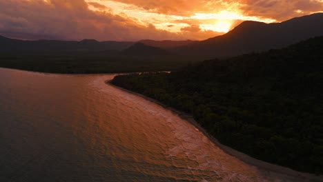 Perfekter-Tropischer-Sonnenuntergangsstrand-Am-Cape-Tribulation-Daintree-River-Regenwald