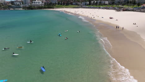 Fliegen-Sie-über-Touristen-Am-Berühmten-Bondi-Beach-In-Sydney,-New-South-Wales,-Australien