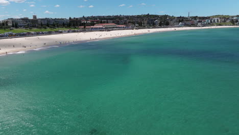 Flug-über-Den-Türkisfarbenen-Ozean-Von-Bondi-Beach-In-Sydney,-New-South-Wales,-Australien---Drohnenaufnahme