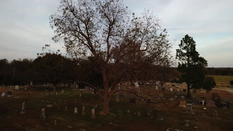 Luftaufnahme-Auf-Einem-Friedhof-In-Georgia-Mit-Leichtem-Verblassen