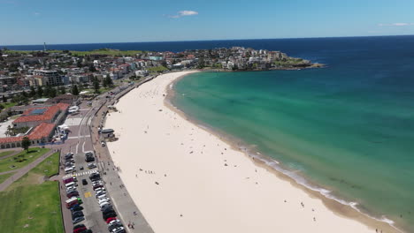 Beachgoers-At-Bondi-Beach-On-A-Sunny-Summer-Day-In-NSW,-Australia