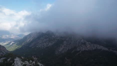 Majestätischer-Luftdrohnenblick-Auf-Die-Berge,-Der-Auf-Riesige-Wolken-Zufliegt,-Die-Türkei