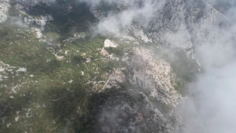 Impresionantes-Montañas-Nubladas-Tiro-Aéreo-Drone-De-Thermessos,-Antalya,-Turquía