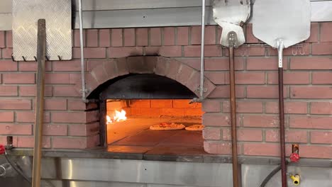 La-Pizza-Se-Hornea-En-El-Horno-Tradicional-De-Ladrillo-Caliente-Con-Llama-De-Fuego-Directo