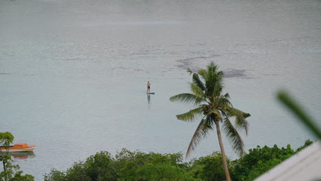 Hombre-Escalofriante-Y-Stand-up-Paddleboarding-Durante-La-Puesta-De-Sol-En-La-Isla-De-Moso-En-Vanuatu